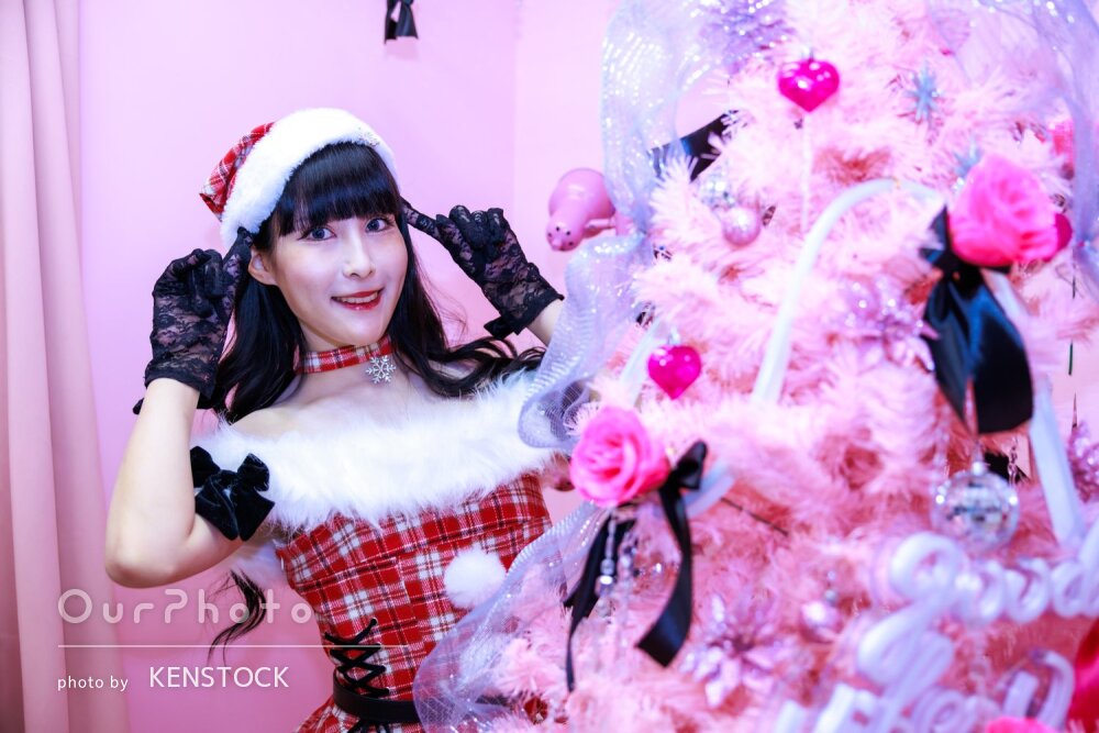 「要望にも対応して」ピンクの室内で可愛い女性プロフィール写真の撮影