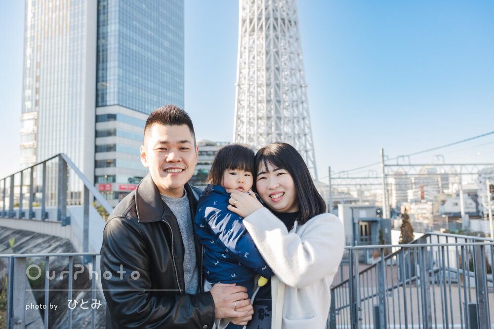 「写真の雰囲気がとても素敵」彩られた街並みを背に笑顔で家族写真の撮影