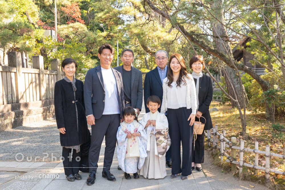 紅葉がきれいな神社で三世代揃って！兄妹一緒の笑顔あふれる七五三の撮影