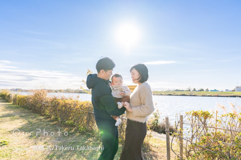 「とても穏やかな雰囲気」自然がいっぱいの河川敷で家族写真の撮影