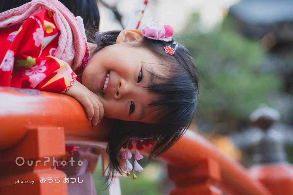 「どれも可愛い」無邪気な表情がいっぱい！赤い晴れ着で3歳の七五三撮影