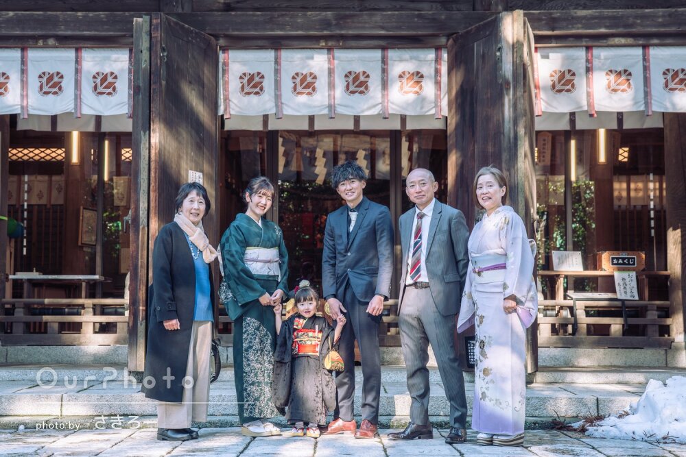 「子供も大人もリラックス」黒地の晴れ着がお洒落！女の子の七五三の撮影