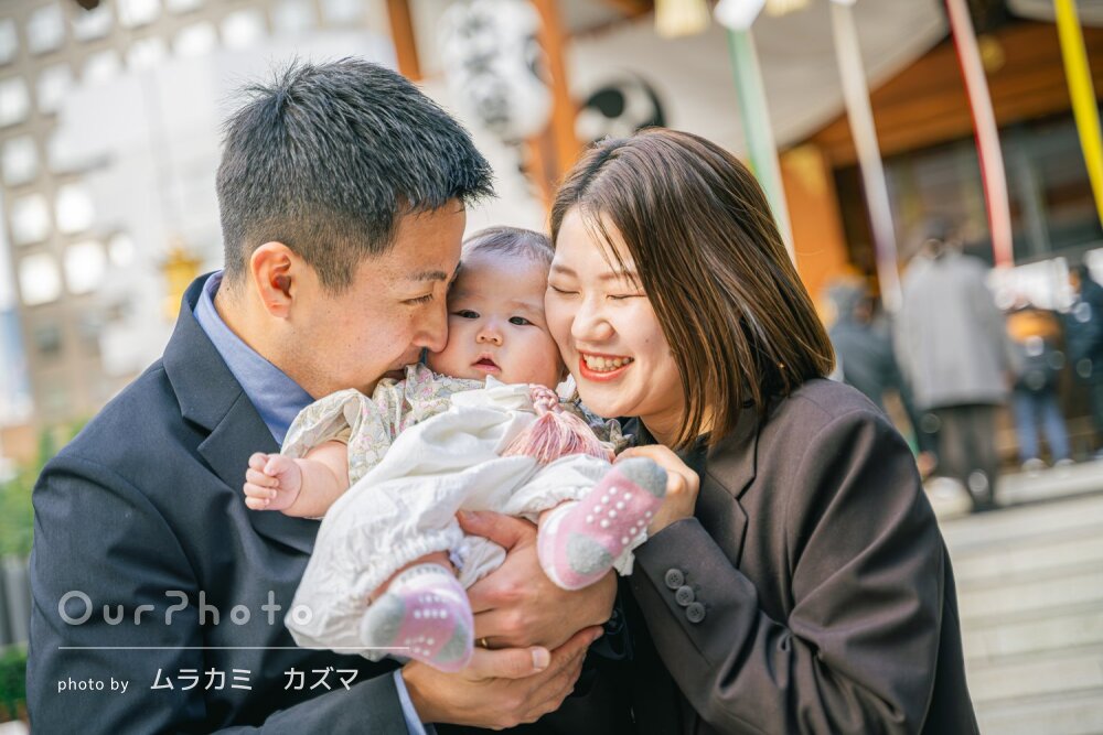 「素敵な思い出」自然な笑顔！神社で愛らしい女の子のお宮参りの撮影