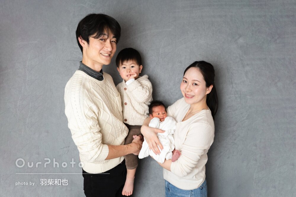 「とても安心」自宅でオシャレなリンクコーデのニューボーンフォトの撮影