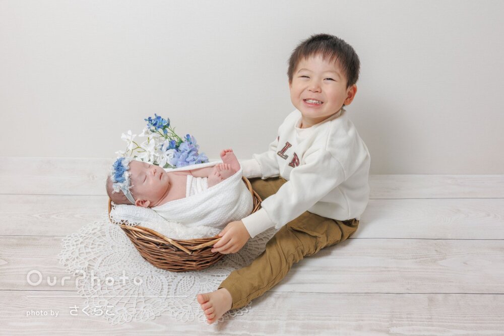 「良い思い出」家族の幸せな笑顔が溢れる自宅でニューボーンフォトの撮影