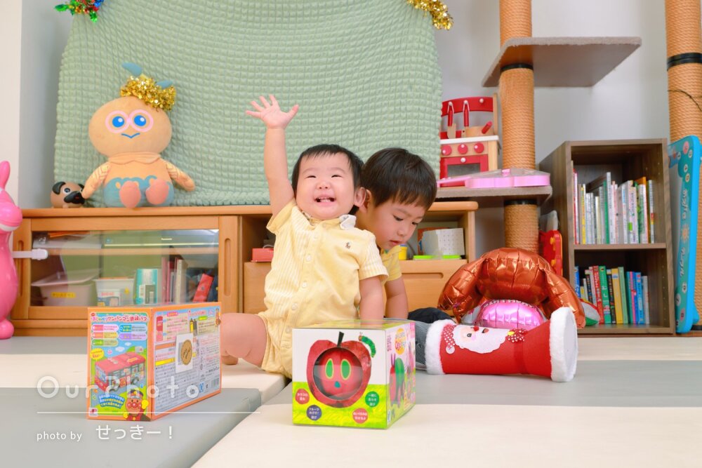 「奇跡のような笑顔の家族写真」黄色のリンクコーデで誕生日記念の撮影