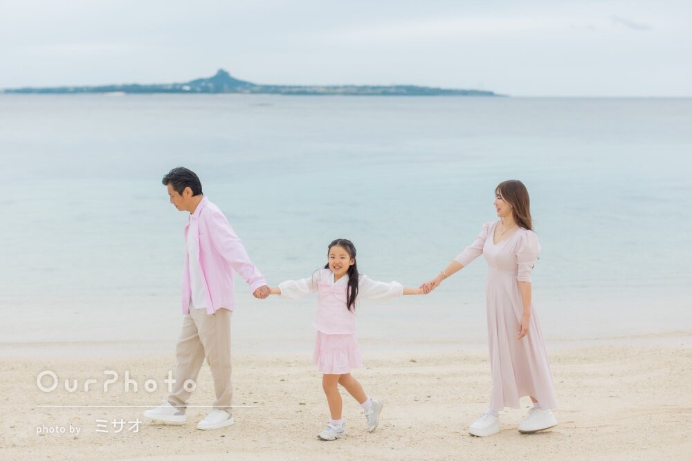 「とても自然な表情」沖縄の海に映えるリンクコーデで家族写真の撮影