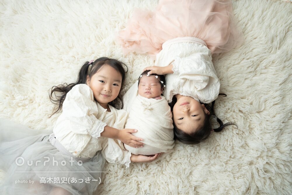 「新生時期の思い出を残す」お姉ちゃんと一緒にニューボーンフォトの撮影