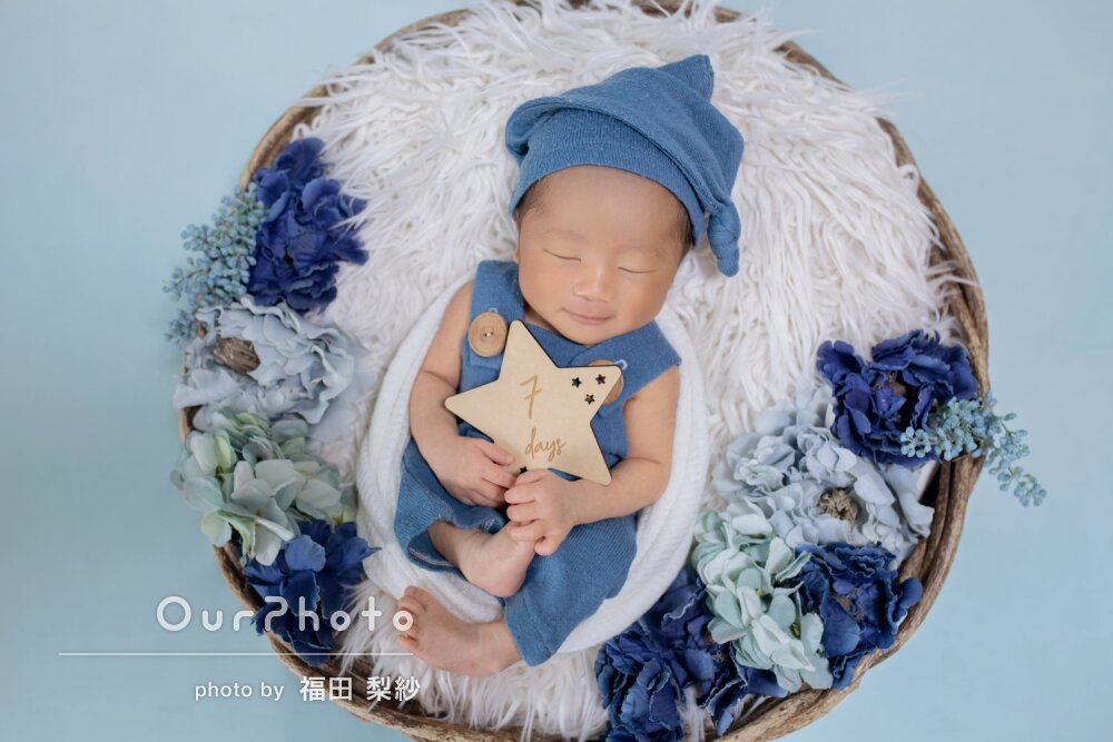 「小物を使って可愛く」微笑んだ瞬間を逃さず！ニューボーンフォトの撮影
