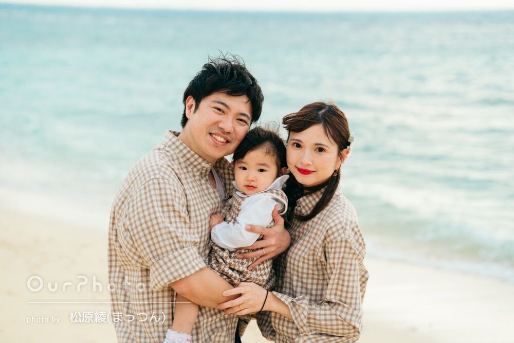 「とても素敵」仲良くリンクコーデで！沖縄の輝く海と旅行写真の撮影