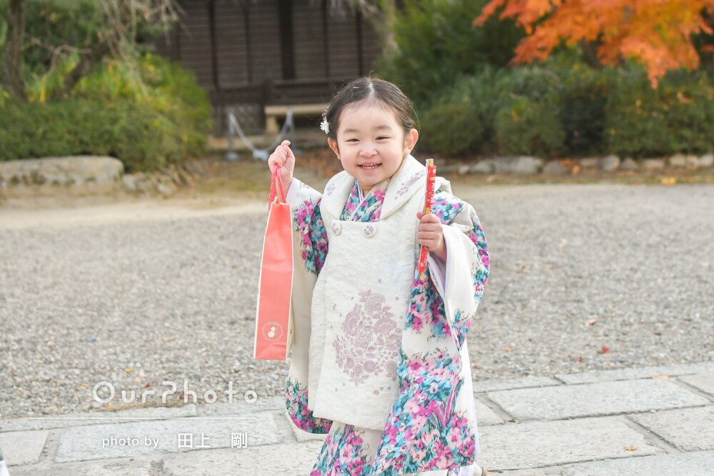 「我が家の、最高の瞬間」花柄の晴れ着姿が愛らしい女の子の七五三の撮影