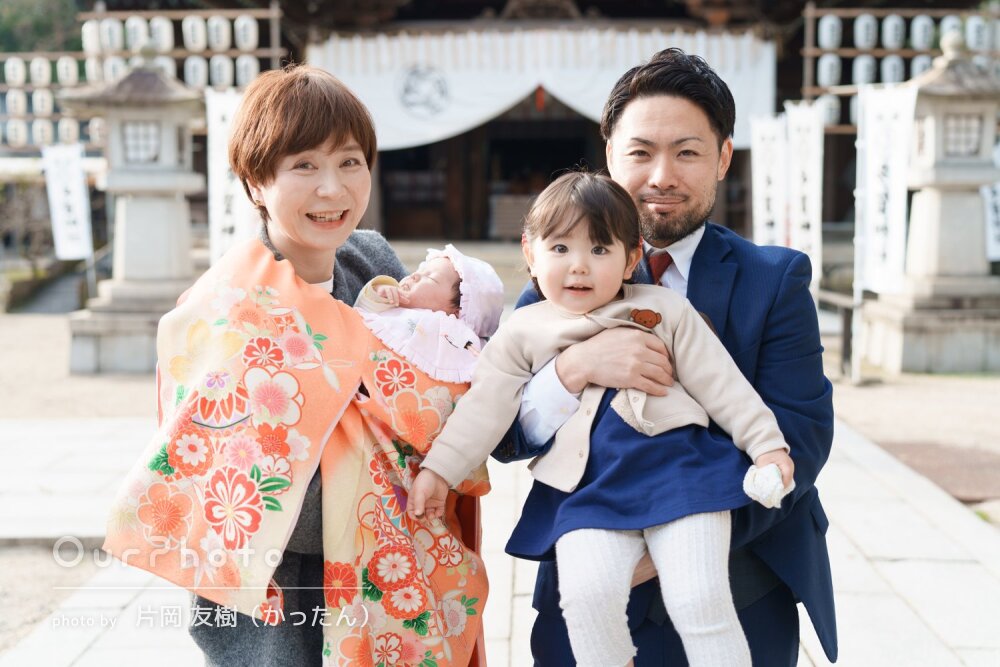 「自然な感じの写真」神社で愛らしいお祝い着で笑顔溢れるお宮参りの撮影