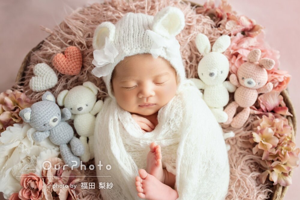 「とても可愛い写真」ご自宅で美しい白コーデのニューボーンフォトの撮影