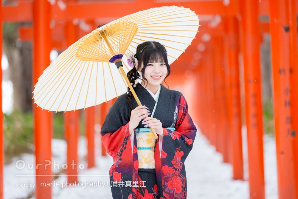「素敵な表情を引き出して」雪景色に晴れ着の紅が映えて美しい成人式撮影