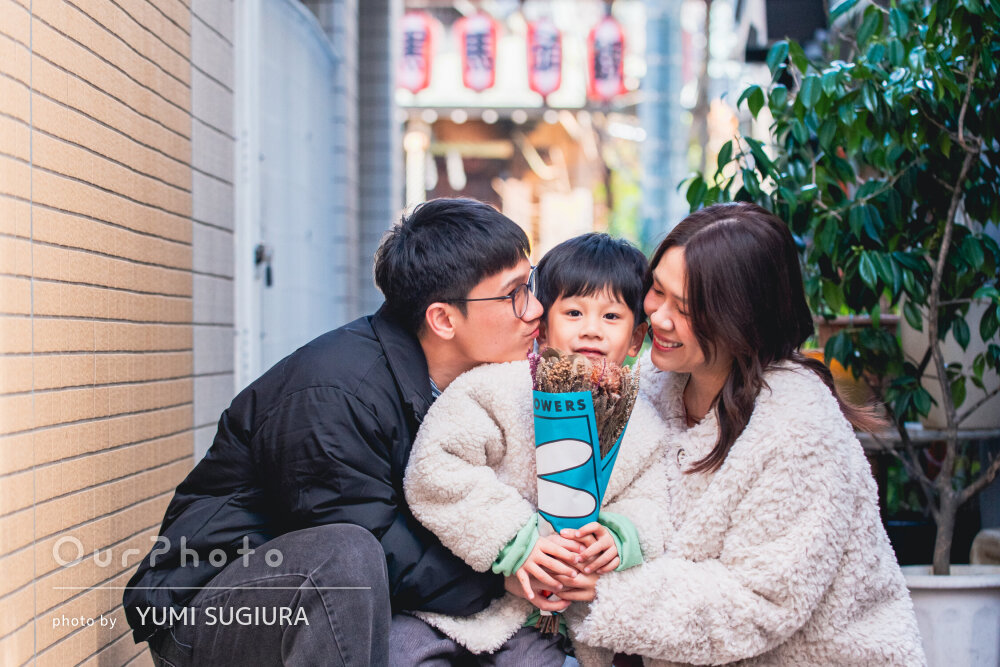 街中で表情豊かに！バリエーション豊富に楽しい時を写した家族写真の撮影