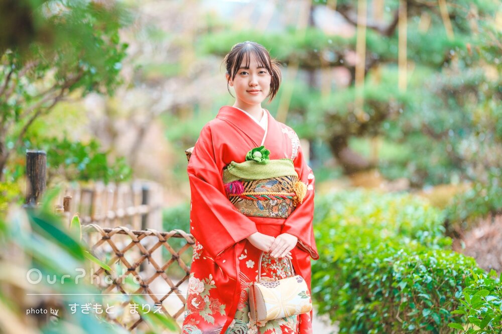 「お話しながら楽しく」艶やかな振袖姿が緑に映える！成人式記念の撮影