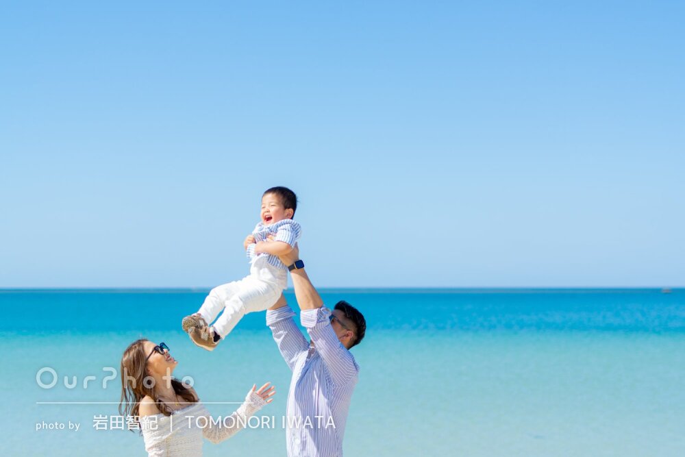 「リラックスして」笑顔が可愛い男の子と沖縄のビーチで家族写真の撮影