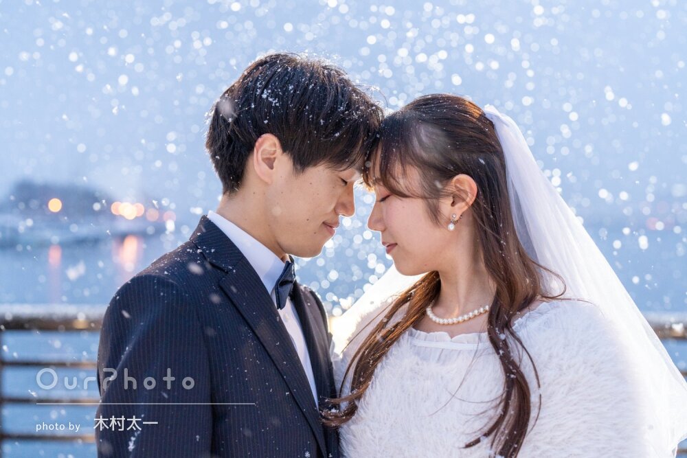 「とても素敵な時間」幻想的な雪を背景に笑顔でウェディングフォトの撮影