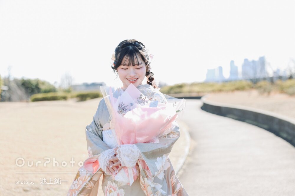 「素敵な思い出」大輪の花模様を描いた晴れ着姿で美しく！成人式の撮影