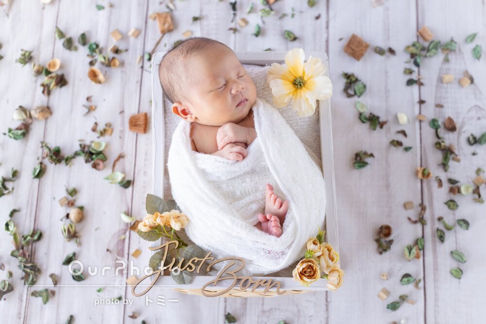 「リラックスした表情」ご自宅でオシャレな小物のニューボーンフォト撮影