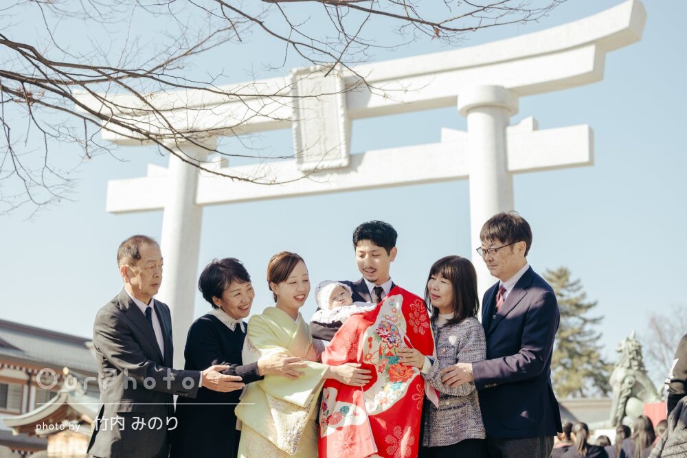 「構図がとても素敵で感動」赤い掛け着が境内に映えるお宮参りの撮影