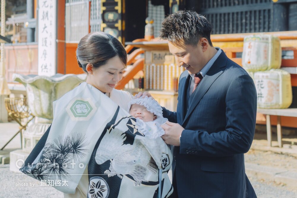 「沢山素敵な写真を」モダンな産着が境内に映えて和やかなお宮参りの撮影