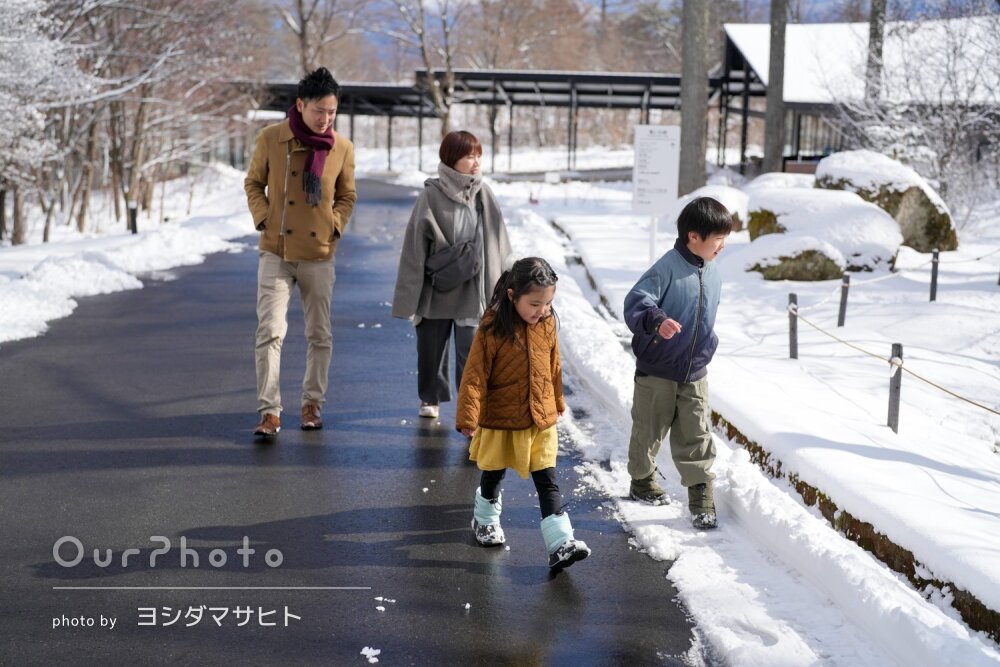 「自然に過ごす姿」開放感あふれる景色！雪を楽しむ今を残す家族写真撮影