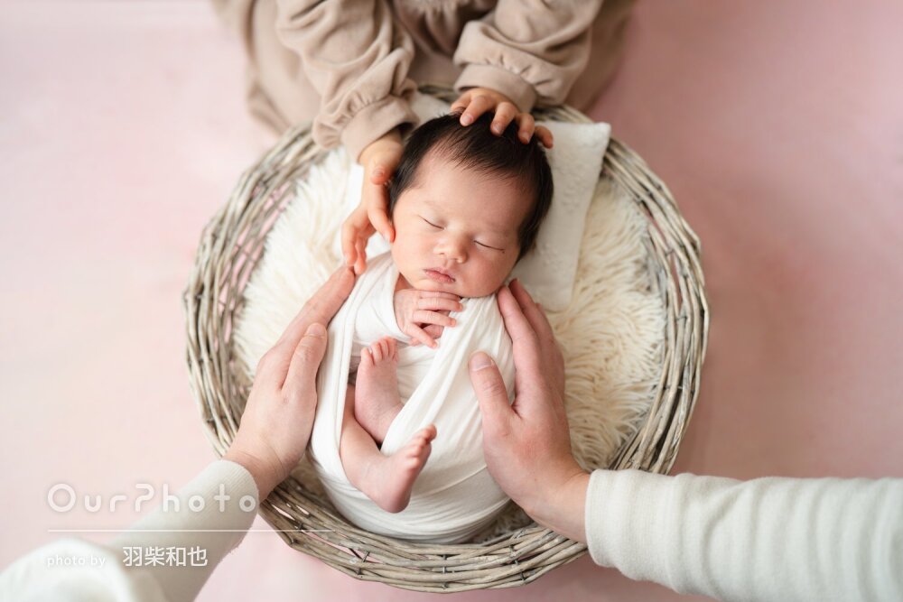 「とても綺麗」寄り添う手に家族の絆を感じるニューボーンフォトの撮影