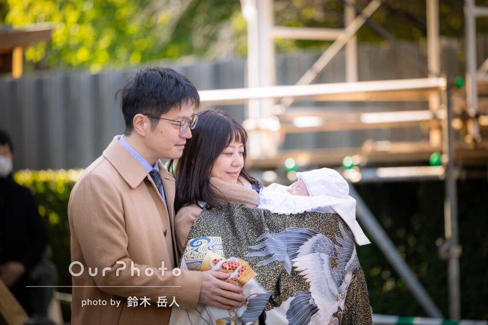 「自然な写真」赤ちゃんを見つめるやさしい眼差しが素敵！お宮参りの撮影