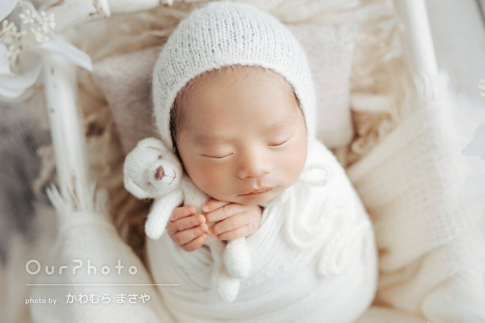 ぬいぐるみをキュッと持って明るくナチュラルなニューボーンフォトの撮影