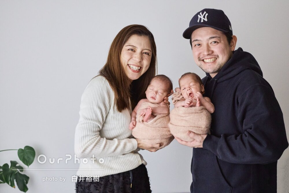 「新生児期の貴重な家族写真」可愛い双子ちゃんのニューボーンフォト撮影