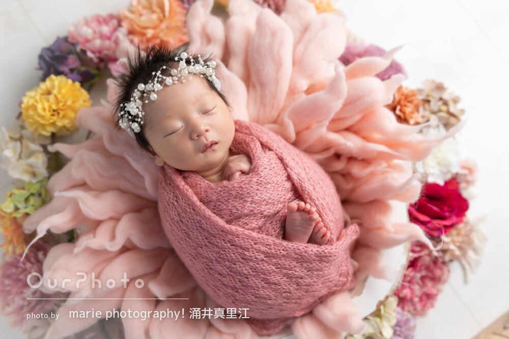 「素敵な写真」自宅でオシャレな小物と愛らしいニューボーンフォトの撮影