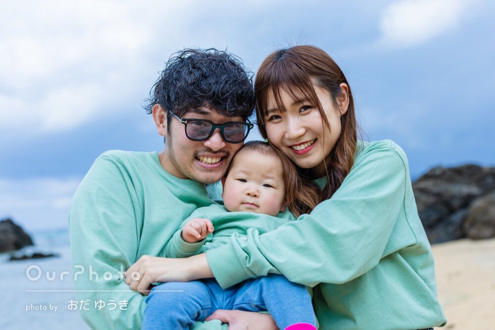 「とても素敵」美しい海！仲良くリンクコーデで笑顔の家族写真の撮影