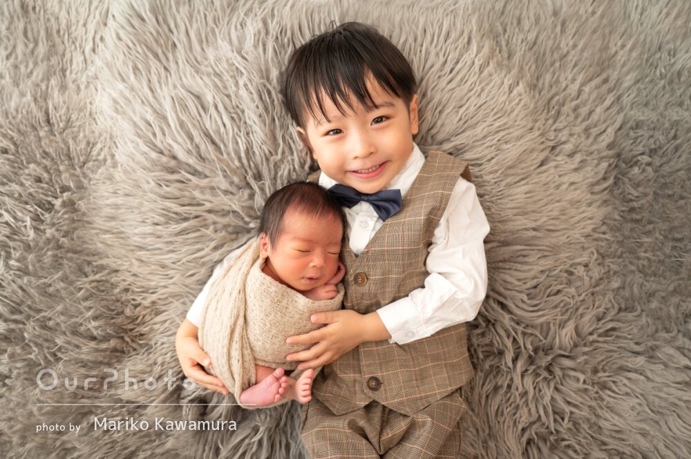 「家族にとって一生の宝物」お兄ちゃんと一緒にニューボーンフォトの撮影