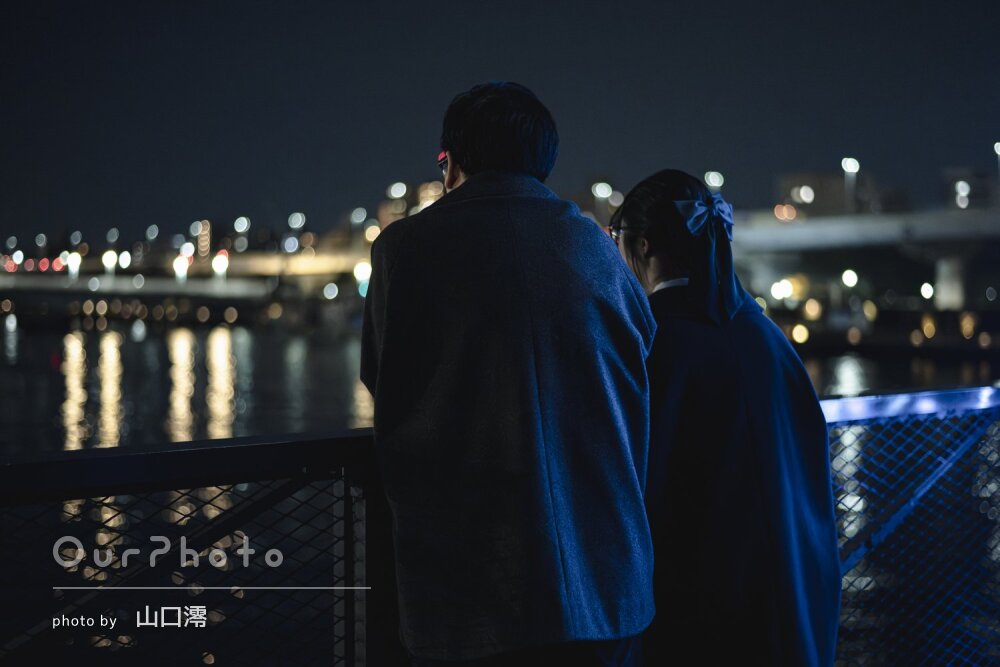 「とても素敵」夜の街で寄り添う姿が絵になる！カップルフォト撮影