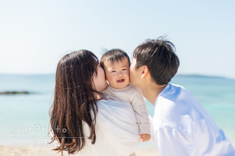 「自然な表情」ホワイトコーデが海に映える！誕生日記念に家族写真の撮影