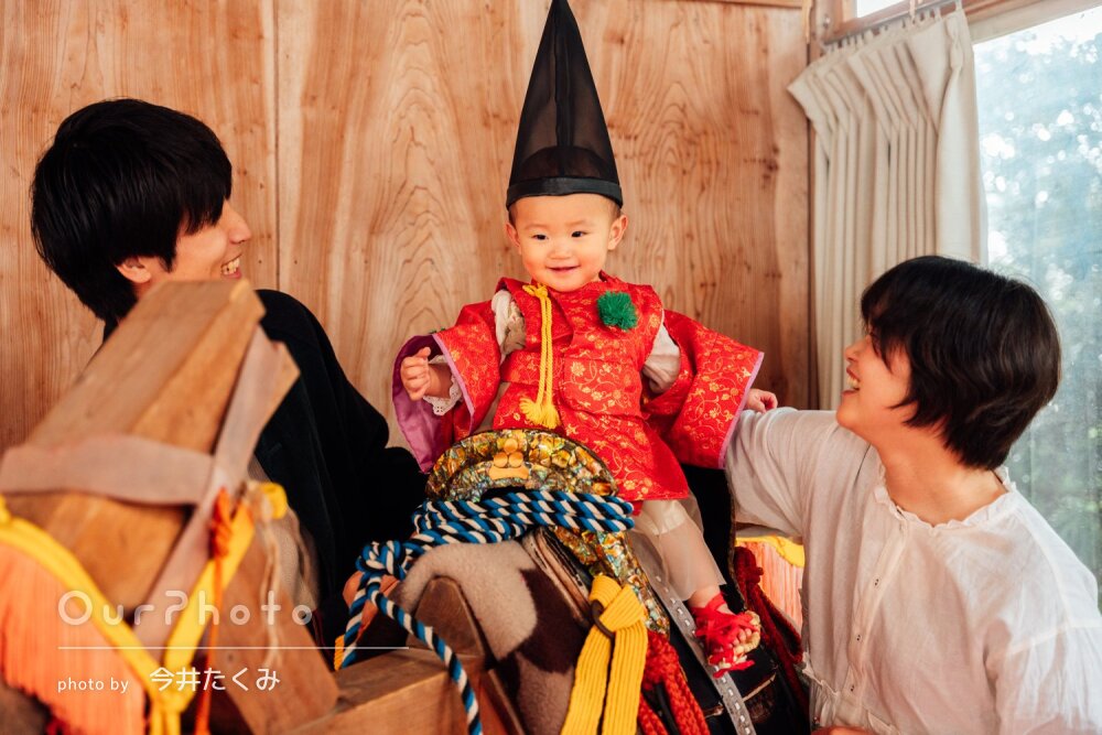 「いつもの家族の笑顔を」お子さまの1歳の餅踏みを祝う家族写真の撮影