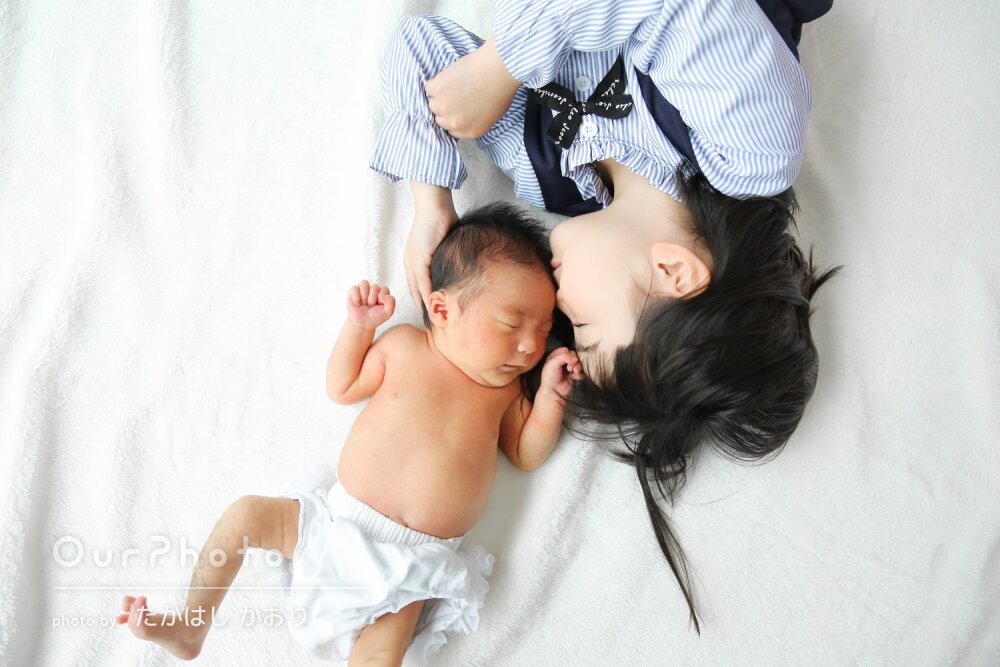 「楽しく明るい雰囲気で」姉妹ショットが素敵！ニューボーンフォトの撮影