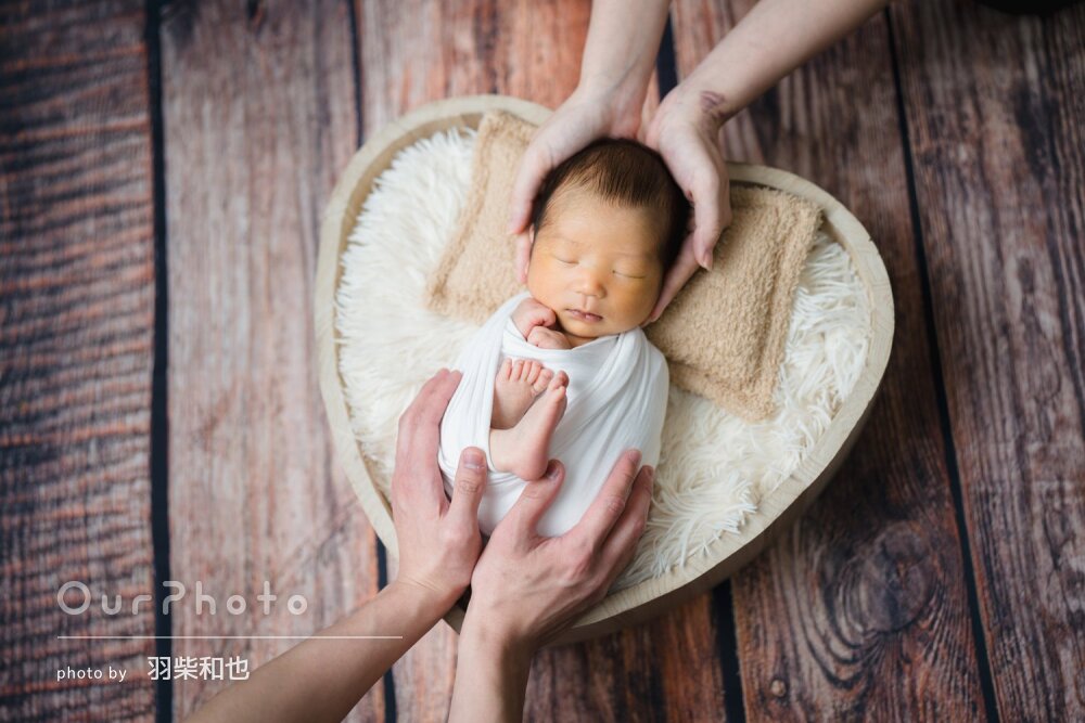 「綺麗で忘れられない宝物」パパママの手を添えニューボーンフォトの撮影