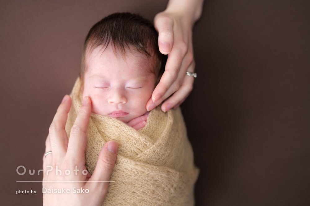 「可愛くて素敵」パパママの手に包まれるようなニューボーンフォトの撮影