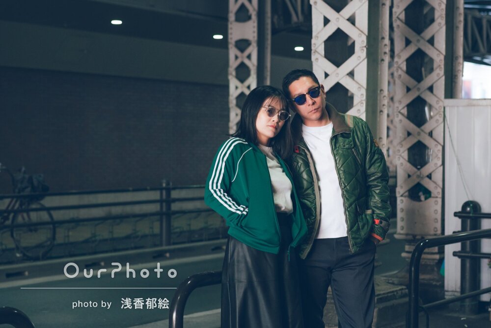 「大満足」オシャレなリンクコーデ！街中でクールなカップルフォトの撮影