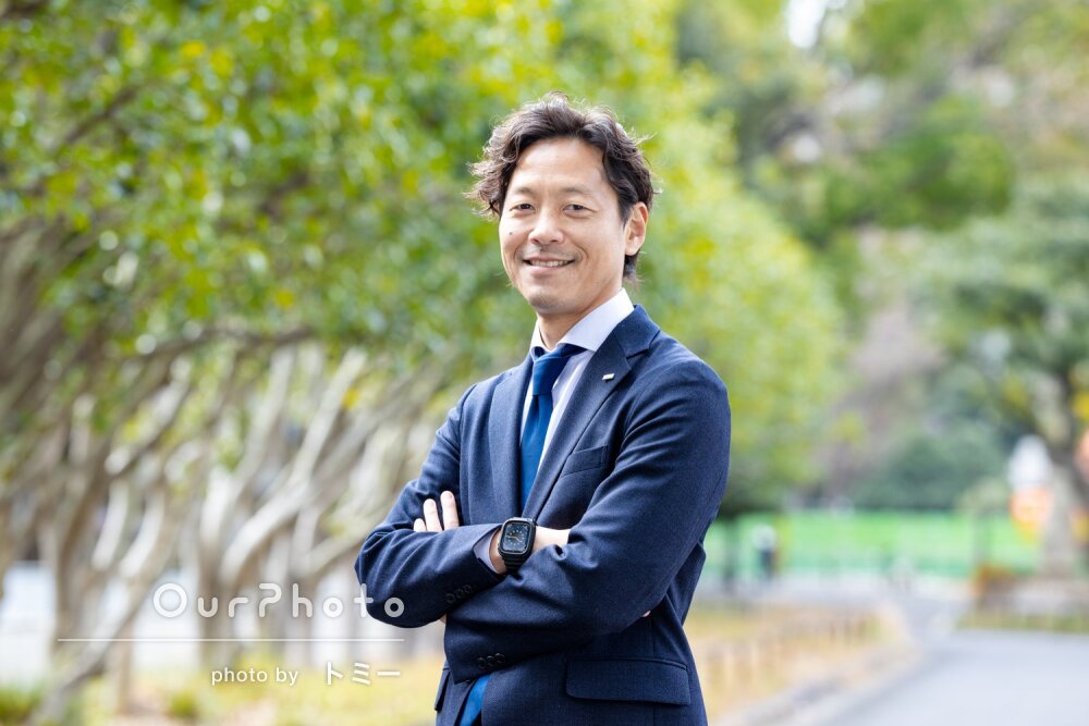 「チームのイメージアップ」緑をバックに爽やかなプロフィール写真の撮影