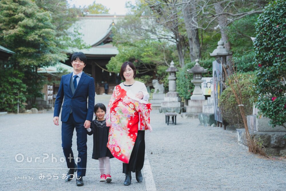 「リラックスして」神社で穏やかな表情が可愛い女の子のお宮参りの撮影