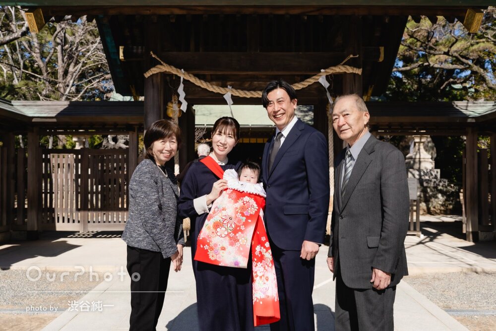 「スムーズに撮影」陽光に包まれて赤い産着が映える！お宮参りの撮影