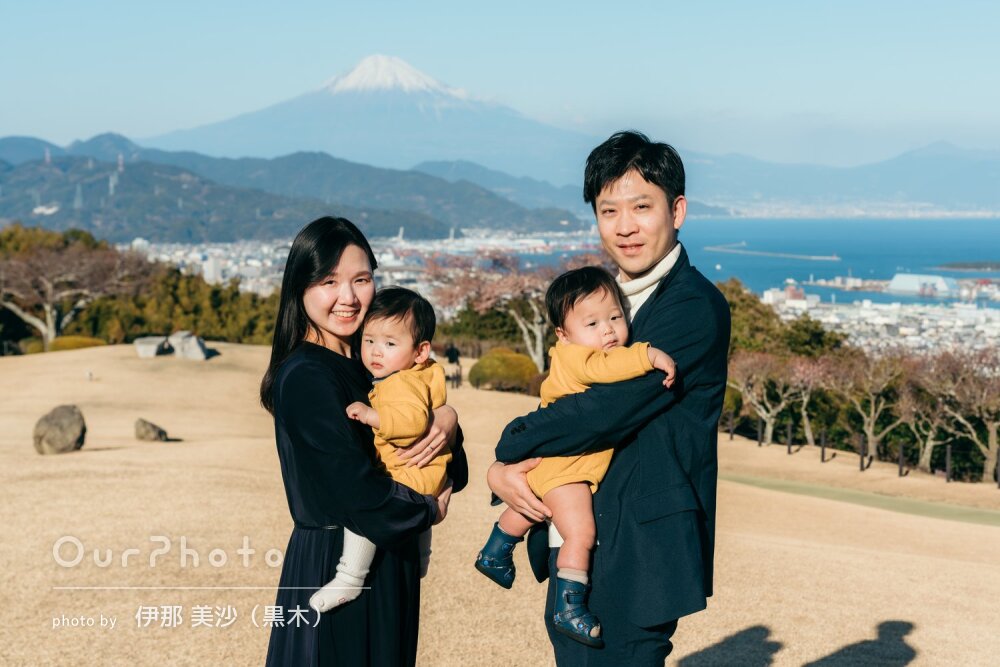 「表情を引き出して」雄大な景色を背景に記念日にふさわしい家族写真撮影