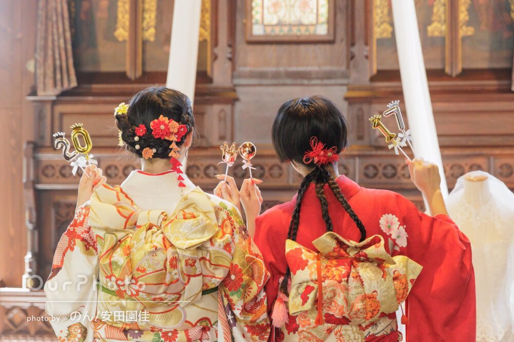 「リラックスした楽しそうな娘の写真」振り袖姿が華やかな成人式の撮影