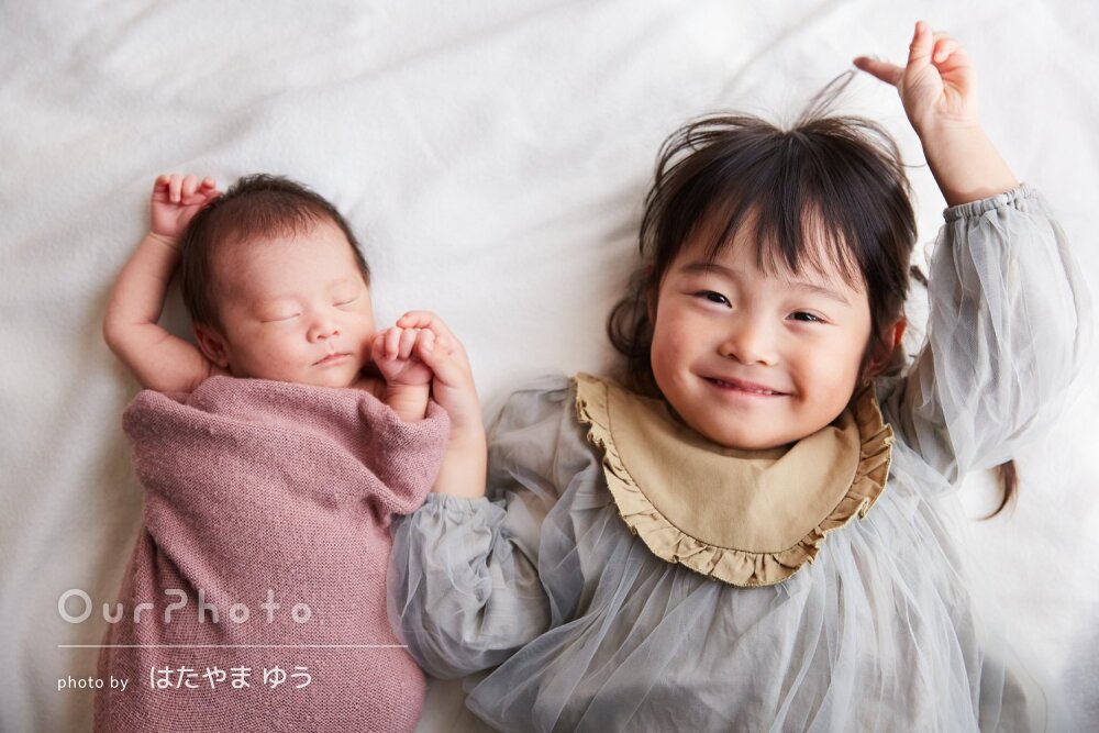 「自然な笑顔」お姉ちゃんと一緒！幸せに満ちたニューボーンフォトの撮影