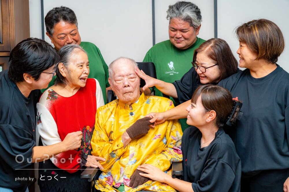 「笑顔もいつもより自然」絆感じるリンクコーデ！長寿祝い写真の撮影