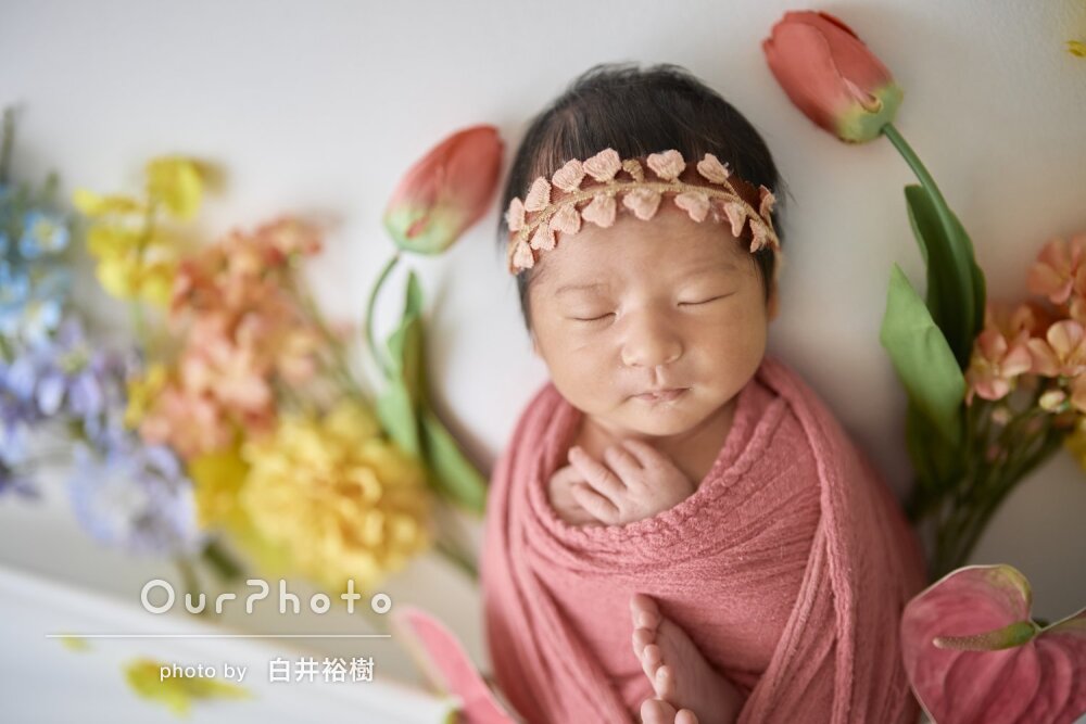 「赤ちゃんが魔法にかかったよう」愛らしい表情のニューボーンフォト撮影