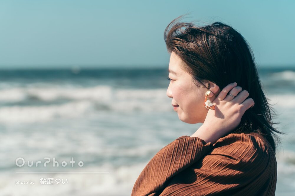 「細やかな気遣い」海沿いの公園でおしゃれな女性プロフィール写真の撮影